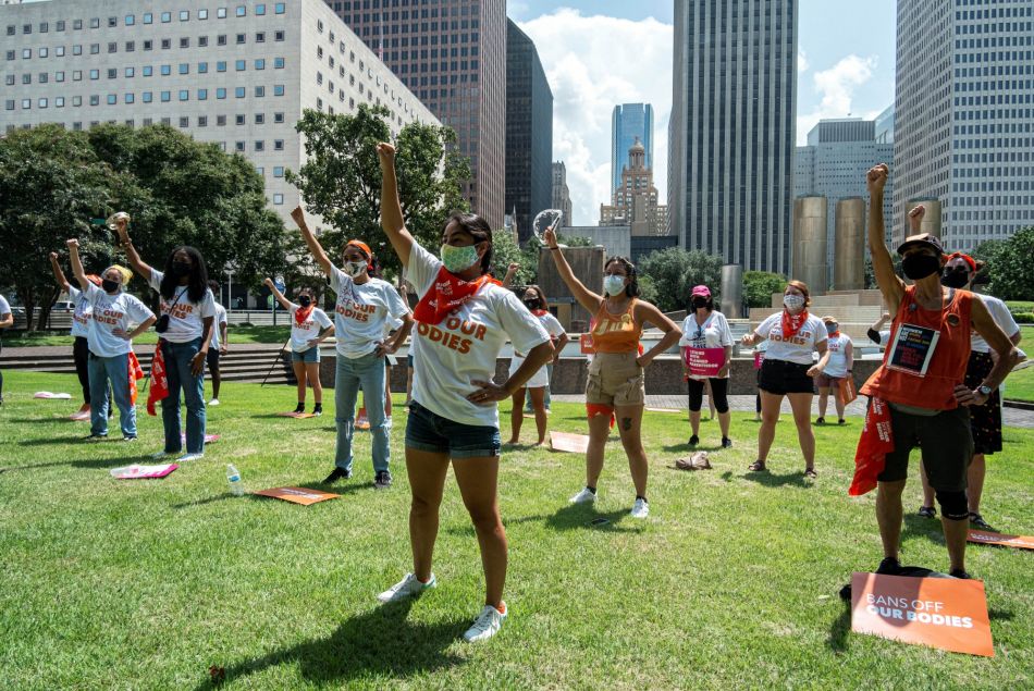 Un groupe d'activistes manifeste contre la loi anti-IVG du Texas à Houston, le 1er septembre 2021
