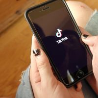 TikTok serait responsable d'une épidémie de tics nerveux chez les adolescentes