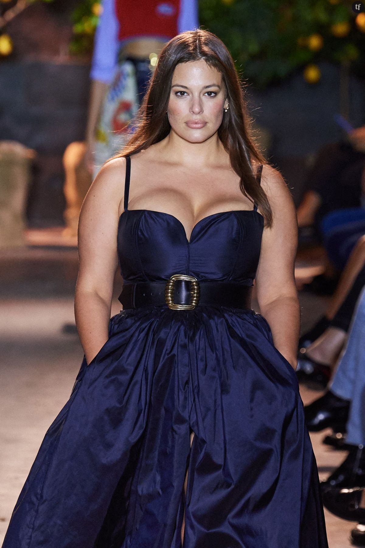 Enceinte et nue, Ashley Graham affiche fièrement ses vergetures sur  Instagram - Terrafemina