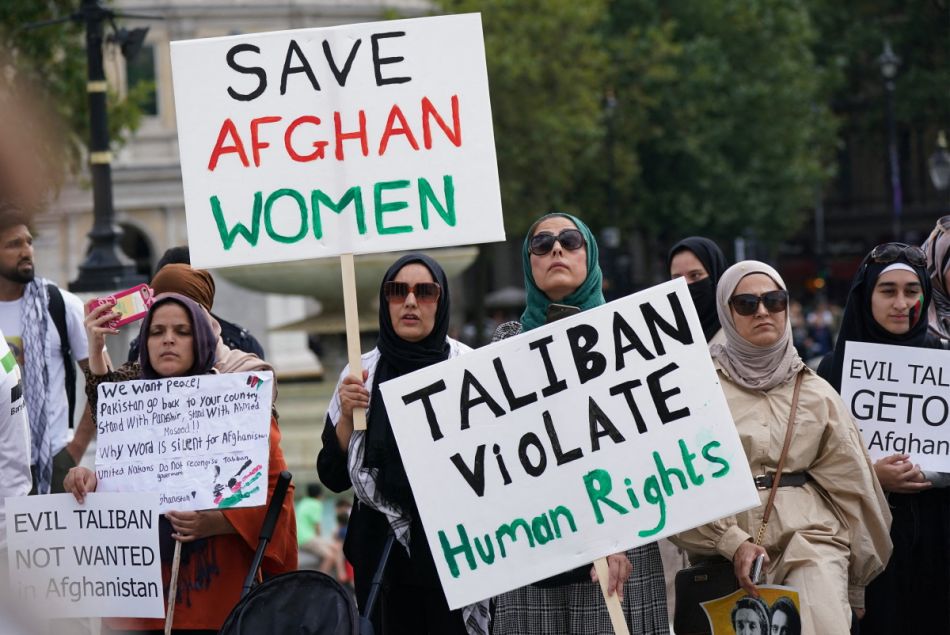 Port du hijab, interdiction de bains publics : l'étau se resserre autour des femmes afghanes