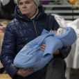 Une femme et un bébé, arrivant d'Ukraine, sur un banc dans la gare centrale de Berlin. 6 mars 2022.