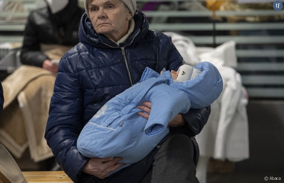 Une femme et un bébé, arrivant d&#039;Ukraine, sur un banc dans la gare centrale de Berlin. 6 mars 2022.