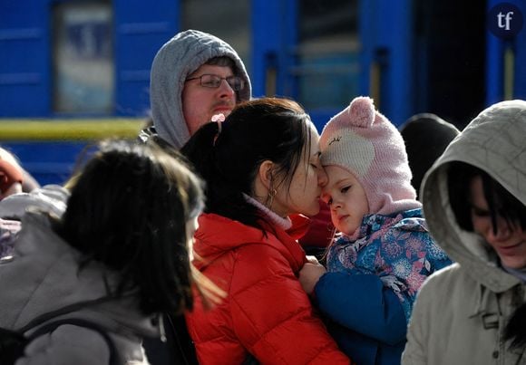 Des famille ukrainiennes attendent leur évacuation à la gare de Kyiv le 28 février 2022