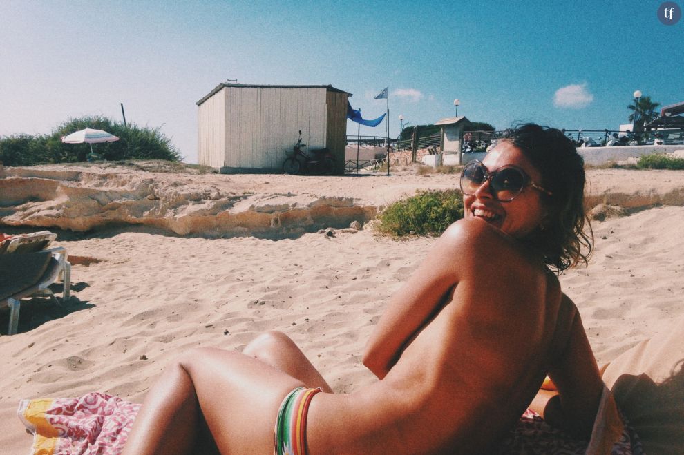 Sur le réseau social, bien des internautes postaient alors des photos d&#039;elles sur la plage, nues et jambes relevées, fesses au soleil, en pleine position de bronzage dudit périnée