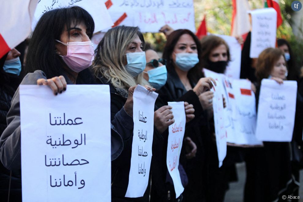 Des militantes lors d&#039;une manifestation contre la chute de la livre libanaise, 2022