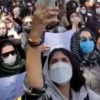 Voiles brûlés, cheveux coupés : la mort de Mahsa Amini, goutte d'eau pour les Iraniennes ?