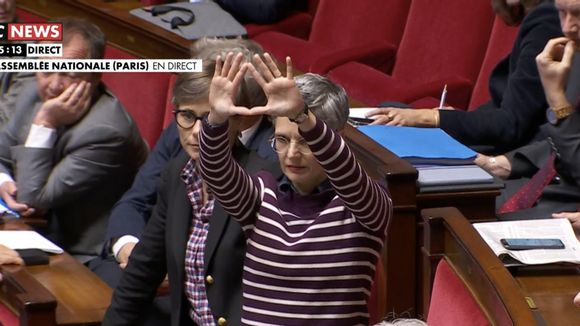 Que veut dire ce geste de Sandrine Rousseau qui a fait scandale à l'Assemblée ?