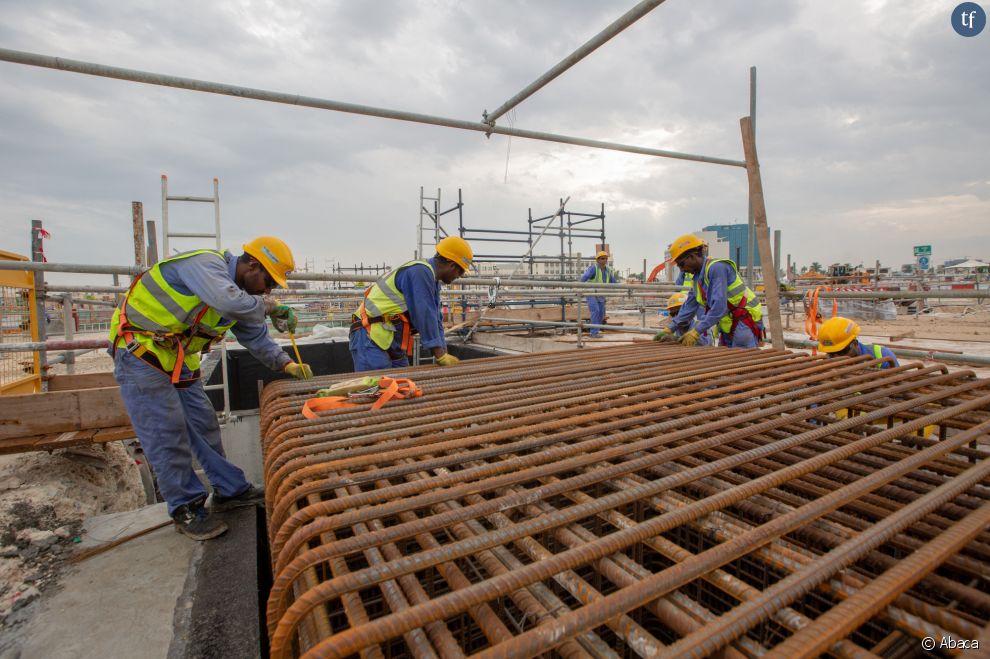  Le Qatar a embauché des travailleurs immigrés des pays pauvres voisins pour construire ses stades. Ils travaillent dans des conditions abominables 