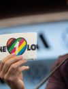 Le joueur de foot allemand Jonas Hofmann montre le brassard spécial de capitaine "One Love" comme un signe contre la discrimination et pour la diversité.