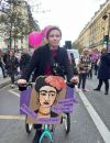 La'rtiste Mathilde François sur son tricycle Frida Kahlo