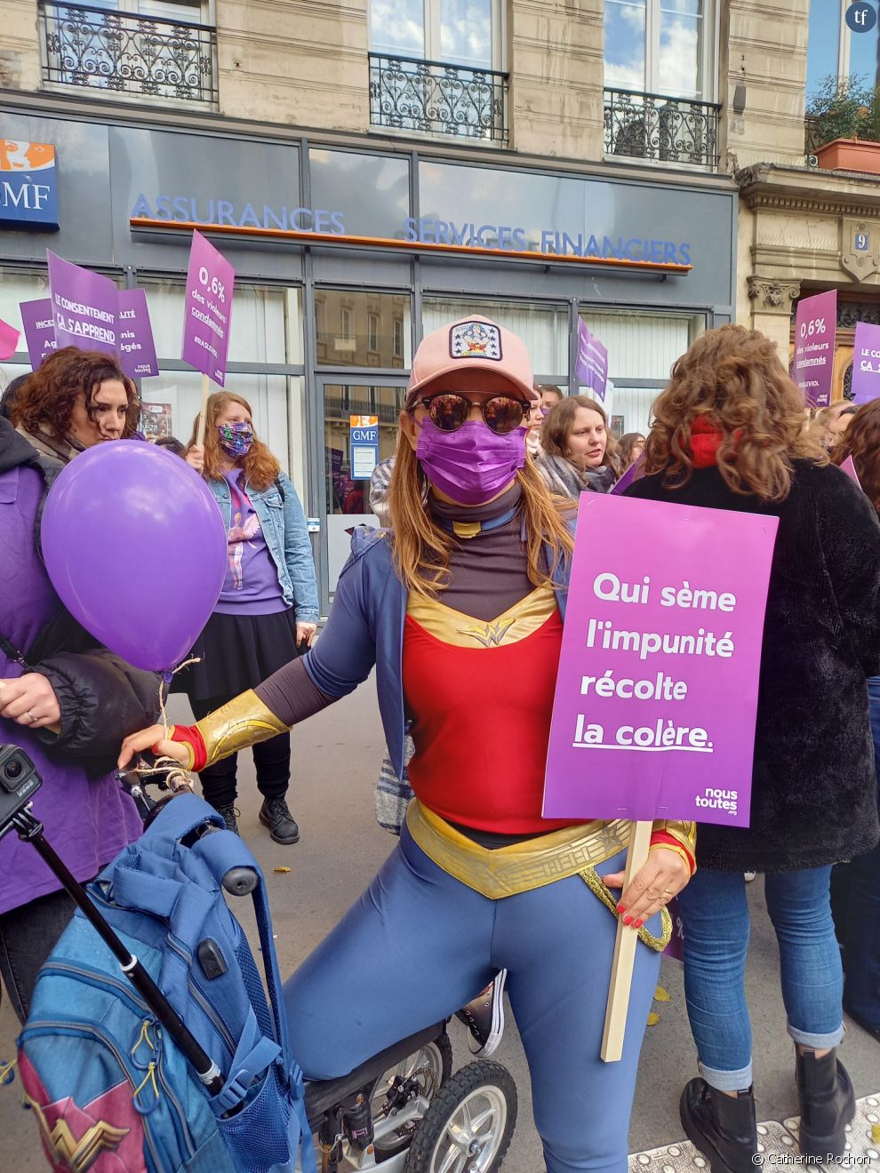 L&#039;influenceuse handi Veronika Tornade à la marche #NousToutes