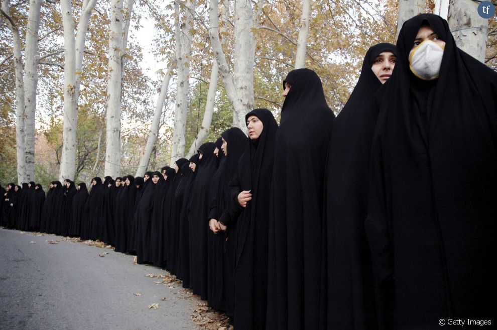 En Iran, les femmes qui seront surprises à ne pas porter le voile en voiture recevront désormais... Un SMS. Une nouvelle étape dans la surveillance et la répression.