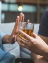  A partir de quand la consommation d'alcool devient-elle problématique ? Les signes pour prévenir l'alcoolisme ne manquent pas. On vous explique. 
