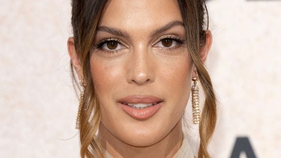 Iris Mittenaere célèbre ses vergetures et envoie valser un commentaire sexiste