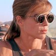  Un clin d'oeil à l'actrice de  Terminator , interprète de Sarah Connor, emblème des héroïnes musclées et, justement, dures à cuire.  