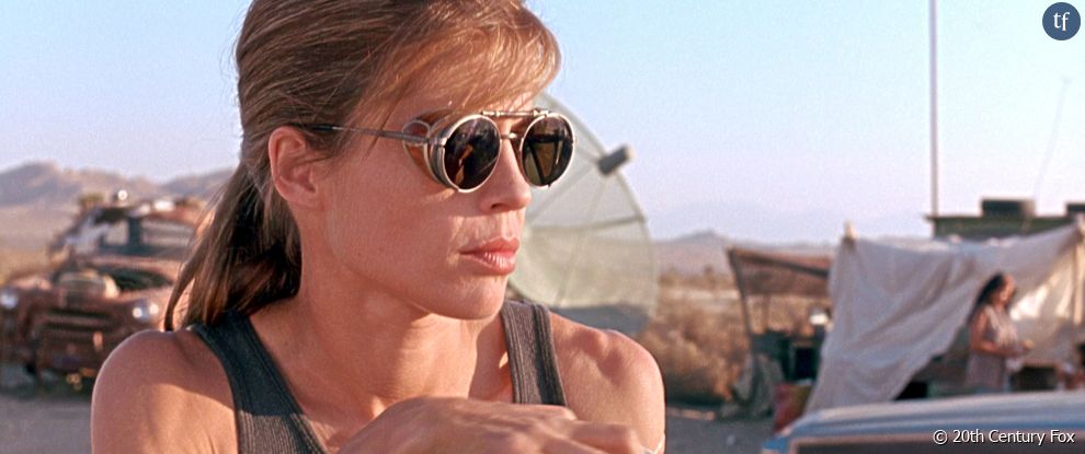  Un clin d&#039;oeil à l&#039;actrice de  Terminator , interprète de Sarah Connor, emblème des héroïnes musclées et, justement, dures à cuire.  