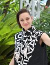  Si certains internautes applaudissent sa prise de paroles, d'autres lui reprochent, en tant qu'actrice, de ne pas être la personne la mieux placée pour se positionner en faveur de l'écologie. 
  (Légende : Marion Cotillard lors du photocall d'"Annette" durant le 74ème Festival de Cannes, le 6 juillet 2021)   