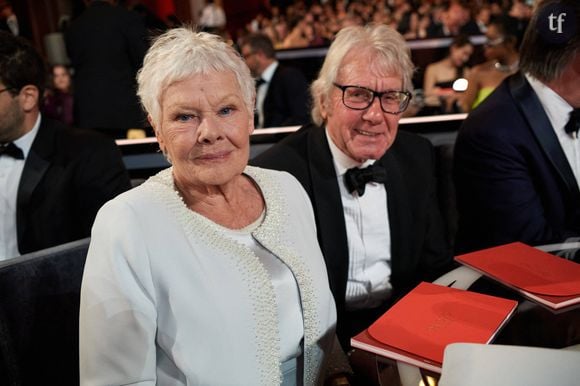 "Je n'arrive plus à voir sur un plateau de tournage. Et je n'arrive plus à lire non plus. C'est très difficile pour moi", a témoigné l'actrice... 
Judi Dench à la 94ème édition de la cérémonie des Oscars à Los Angeles, le 27 mars 2022. © AMPAS/Zuma Press/Bestimage 