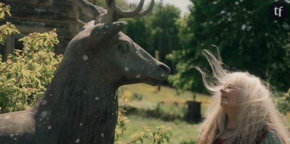 Non content d'être un portrait de famille délicieusement fantasque ("c'est comme une famille, en plus subversif", nous explique-t-on à propos du clan au coeur du film), ainsi qu'un conte de fées moderne prenant place dans un magnifique château surplombé d'un décor pastoral renvoyant aux fables animalières (un petit coin de paradis au sein duquel règne un cerf), La fiancée du poète est également une oeuvre joyeusement féministe.
