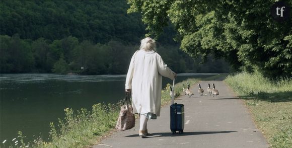 Tout cela, l'artiste y rétorque à travers une très belle séquence : Mireille se contente de poser, lumineuse, face à son locataire artiste peintre. Le message est clair : l'âge est un art.
