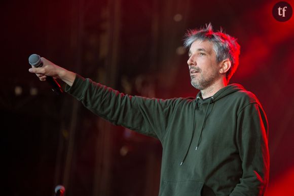 Guillaume Meurice a pour habitude de manier l'ironie, le sarcasme et la phrase-choc. Peut être trop ? Sa toute dernière chronique diffusée dans "Le grand dimanche soir" sur France Inter n'a pas suscité l'adhésion. Mais lui aussi s'en est défendu en affirmant : "Je suis Charlie". Sur Twitter, il a partagé une Une du célébre journal satirique...
Guillaume Meurice - Les concerts de la fête de l'humanité 2022 sur la Base 217 du Plessis-Pâté, Brétigny sur Orge le 10 septembre 2022. 