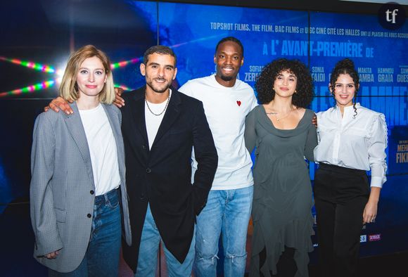 En découle un combat aussi individuel que collectif pour la vérité et la justice. Un portrait de femme que l'actrice porte sur ses épaules.
Louise Coldefy, Sofiane Zermani, Lamine Yall Kane, Camélia Jordana et Sonia Faidi lors de l'avant-première du film "Avant que les flammes ne s'éteignent" au cinéma UGC Ciné Cité Les Halles à Paris le 7 novembre 2023. © Sam Delpech / Bestimage 