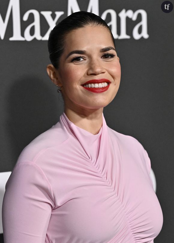 Féministe ou arnaque ? Cette star de "Barbie" réagit à une controverse sur LE hit de 2023
America Ferrera. - Photocall de la soirée Ray Dolby Ballroom à Los Angeles, le 30 novembre 2023. 