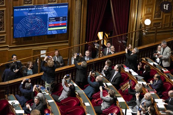 Une zone de flou demeure néanmoins : il est question de l'inscription dans la Constitution de la "liberté de la femme" de recourir à l'IVG. Or, cette formulation est considérée comme insuffisamment inclusive pour certaines voix. Qui jugent que l'expression "liberté de la femme" pourrait tendre à exclure les personnes trans.
Photo by Eliot Blondet/ABACAPRESS.COM