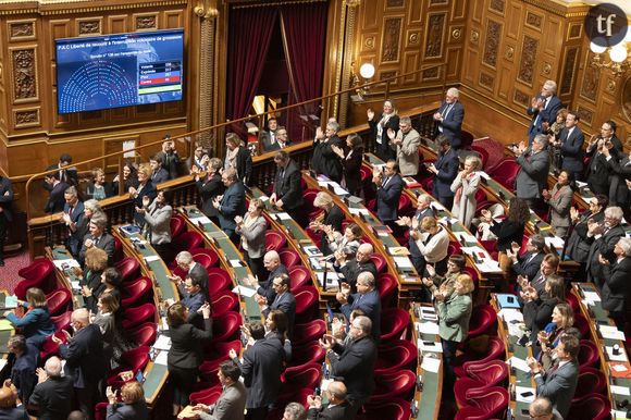 Demeurait cependant, avant l'approbation par le Congrès, un examen de ce texte à la chambre haute du Parlement français. Ce fut chose faite ce 28 février, date attendue depuis des lustres par les militantes féministes. Verdict ? C'est un OUI ! 
Photo by Eliot Blondet/ABACAPRESS.COM