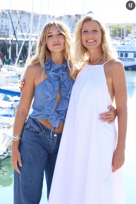 Envoyer valser le makeup quand on est actrice ? Un choix qui peut sembler étonnant dans un milieu super codifié et pourtant, c'est celui d'Alexandre Lamy. Elle s'explique sur Inter.
Chloé Jouannet et Alexandra Lamy lors du photocall de la série "Killer Coaster" lors de la 25ème édition du Festival de la fiction de la Rochelle, France, le 13 septembre 2023. © Denis Guignebourg/BestImage 