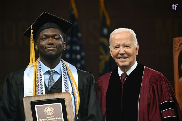 Le président américain Joe Biden avec DeAngelo Jeremiah Fletcher au Morehouse College à Atlanta, le 19 mai 2024