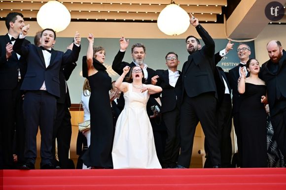 Comment expliquer le succès de "Un p'tit truc en plus", la comédie populaire qui tacle le validisme ?
L'équipe du film "Un p'tit truc en plus" au festival de Cannes, dans les Alpes-Maritimes, le 22 mai 2024