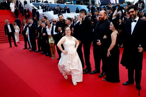 L'actrice Marie Colin du film "Un p'tit truc en plus" défile devant l'équipe du film sur le tapis rouge au festival de Cannes, dans les Alpes-Maritimes, le 22 mai 2024