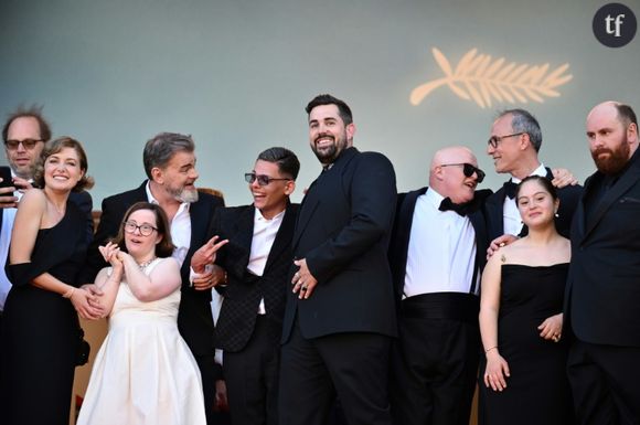 L'équipe du film "Un p'tit truc en plus" au festival de Cannes, dans les Alpes-Maritimes, le 22 mai 2024