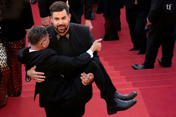 Artus porte l'acteur Sofian Ribes sur le tapis rouge au festival de Cannes, dans les Alpes-Maritimes, le 22 mai 2024