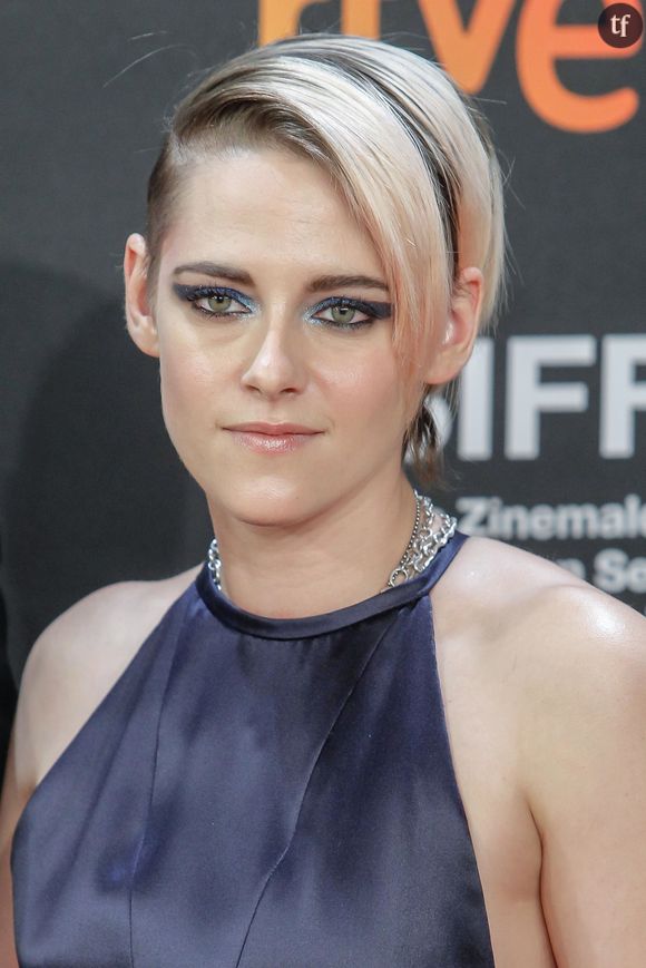 
Cette love story lesbienne entre une gérante de salle de gym (Kristen Stewart) et une culturiste prête à tout pour gagner un concours (Katy O'Brian) prend place en plein coeur des années 80, à une époque lointaine, mais pourrait bien changer l'avenir de l'actrice.
Kristen Stewart sur le tapis rouge de l' ouverture du 67eme San Sebastian film festival Le 20 septembre 2019