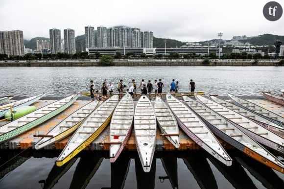 Handicap : à Hong Kong, une équipe de sportifs malvoyants défie les vagues (et le validisme)Des bateaux-dragons sont disposés pour l'entraînement, le 25 mai 2024 à Hong Kong