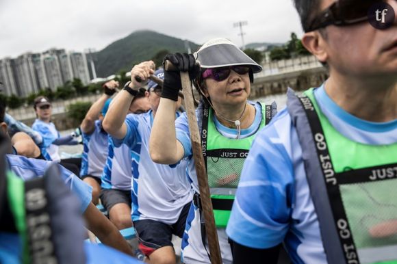 Kitty Lau (centre) s'entraîne avec son équipe des Darkness Fighters, le 25 mai 2024 à Hong Kong