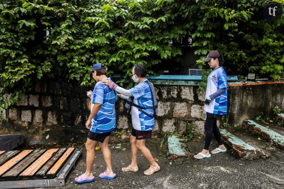 Des membres et bénévoles de l'équipe Darkness Fighters se rendent vers le lieu d'entraînement de bateau-dragon, le 25 mai 2024 à Hong Kong