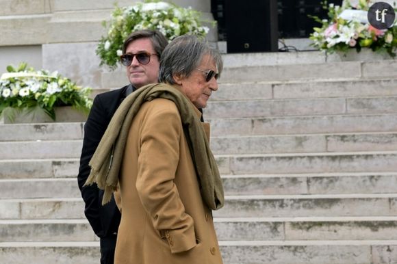 "Avec ses textes, on pouvait prendre le temps de vivre" : les adieux bouleversants à Françoise Hardy
Jacques Dutronc et son fils Thomas lors des obsèques de Françoise Hardy au cimetière du Père Lachaise à Paris le 20 juin 2024