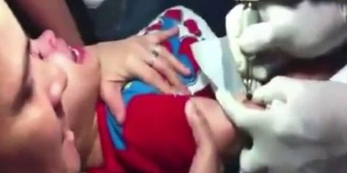 Une mère force son enfant à se faire un tatouage - Vidéo