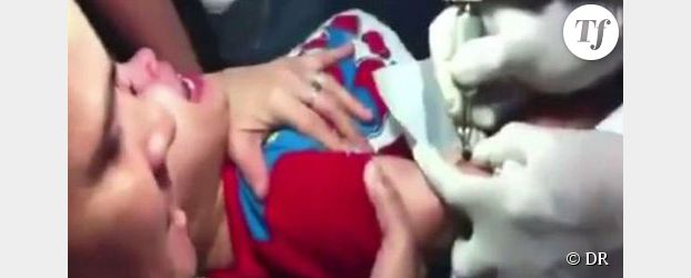 Une mère force son enfant à se faire un tatouage - Vidéo