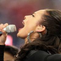 Super Bowl 2013 : Alicia Keys chante l'hymne national américain – Vidéo replay