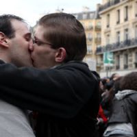 Les hommes plus "mal à l'aise" que les femmes face à un couple gay