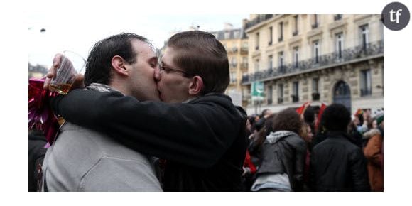 Les hommes plus "mal à l'aise" que les femmes face à un couple gay