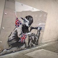 Banksy : l’œuvre d’art du pape volée à Londres et revendue aux Etats-Unis