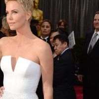 Oscars 2013 : Charlize Theron sauve un homme