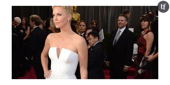 Oscars 2013 : Charlize Theron sauve un homme