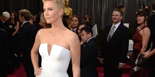 Oscars 2013 : Charlize Theron sauve un homme