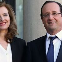 Journée de la femme : François Hollande est en visite, Valérie Trierweiler reçoit - vidéo 